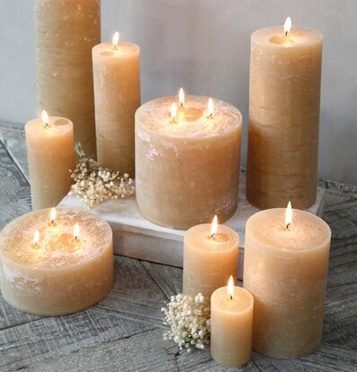 Bild av rustika blockljus i harmoniskt arrangemang