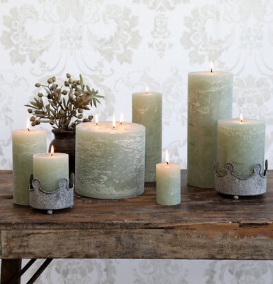 Bild av rustika blockljus på träbord med växtlig accent