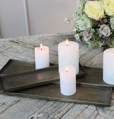 Bild av stilrena mässingsfat med ljus och blommor