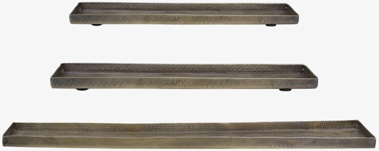 Foto av tre rektangulära fat i antik mässing