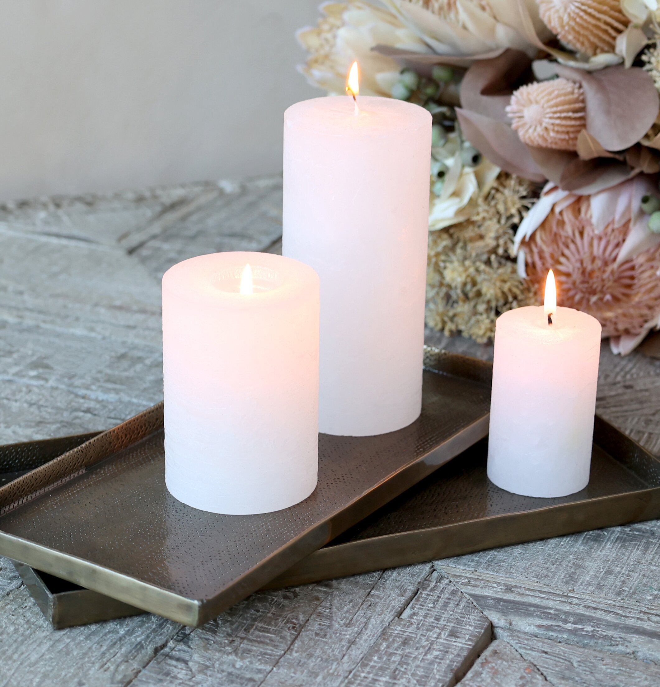 Bild av elegant inredning med antika mässingsdetaljer