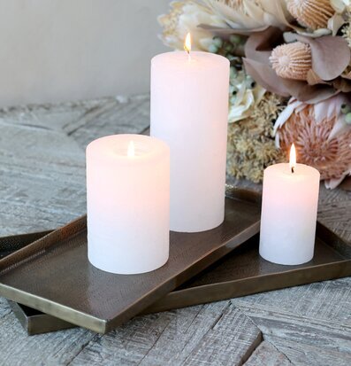 Bild av elegant inredning med antika mässingsdetaljer