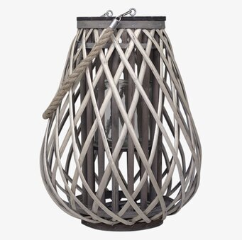 Bild av stor flätad pillykta med glas och metall