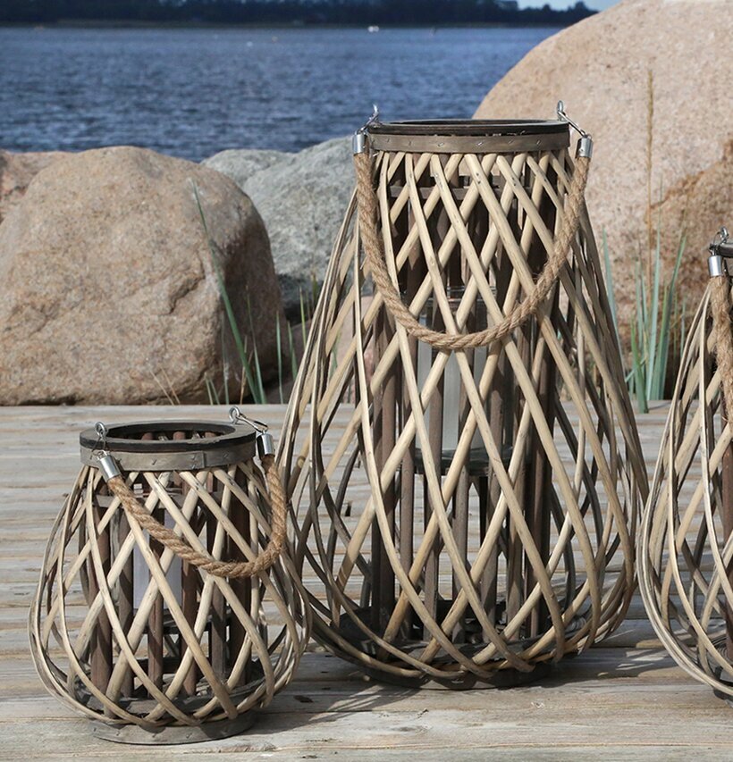 Lanterna Flätad Pil Liten från Chic Antique på träbrygga