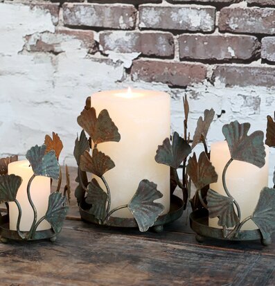 Foto av vackra ljusstakar med vintage-stil i metall