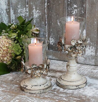 Bild av eleganta ljushållare med blomstermotiv