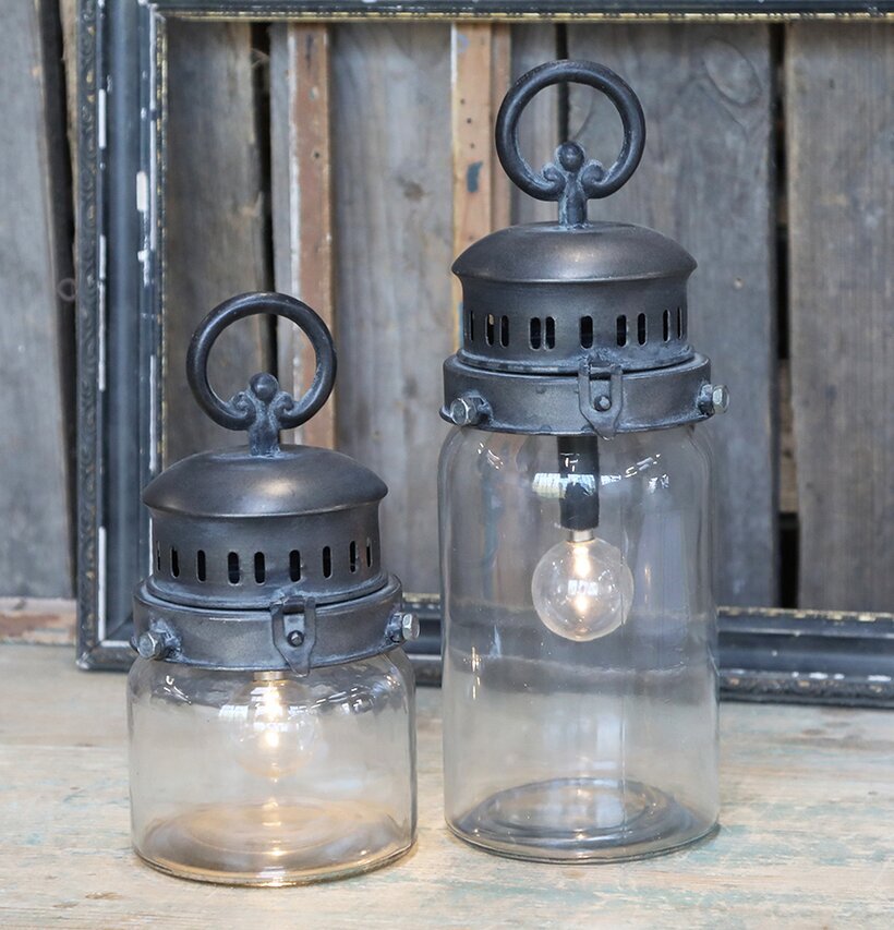 Fransk Lanterna LED Antikgrå från Chic Antique i rustik miljö