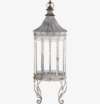 Bild av antik ljuslykta med detaljerad design