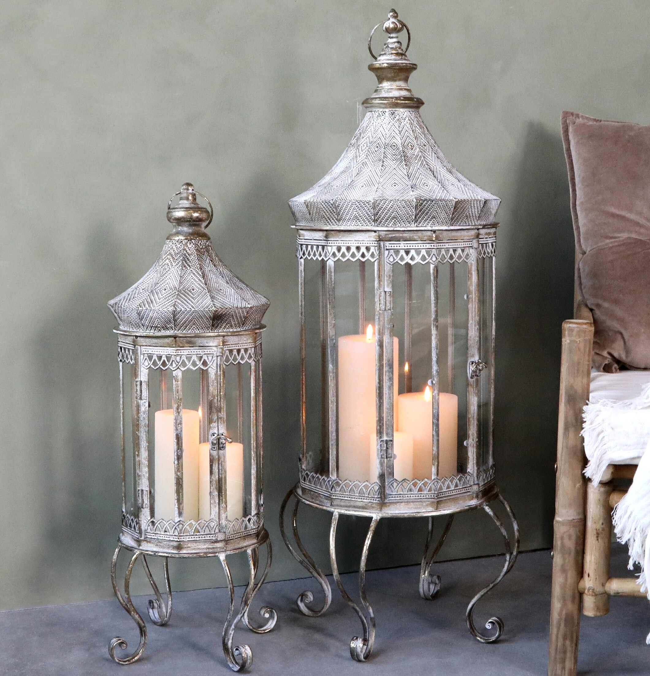 Bild av eleganta ljuslyktor med antik champagnefinish