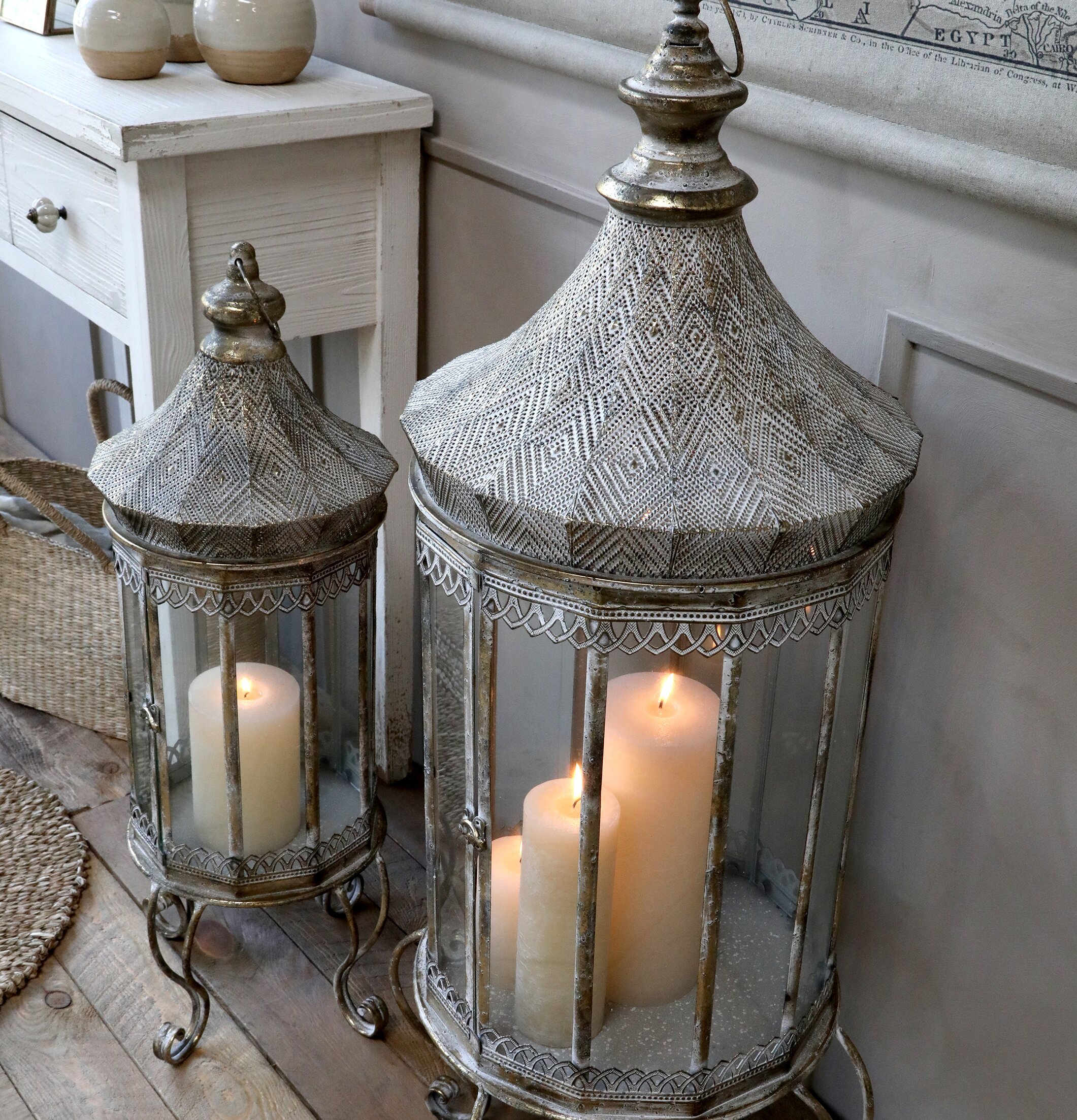 Bild av eleganta ljuslyktor i rustik inredning