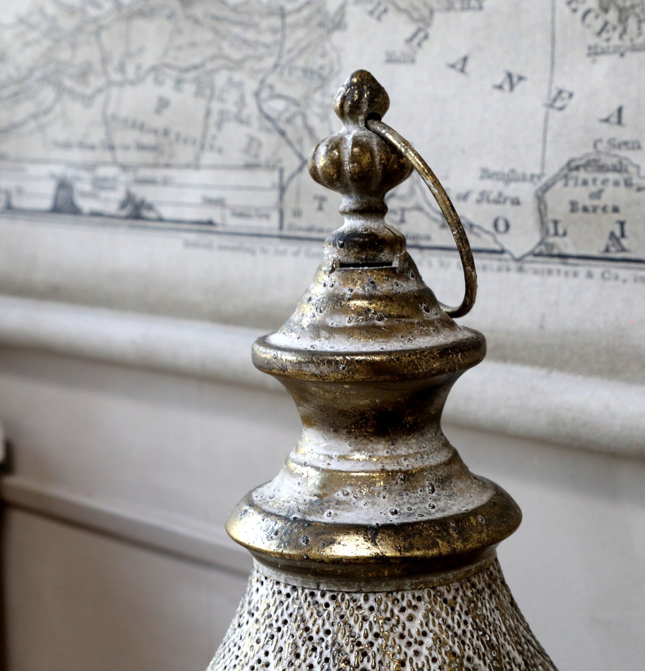 Bild av detaljrik ljuslykta med antik champagnefärg