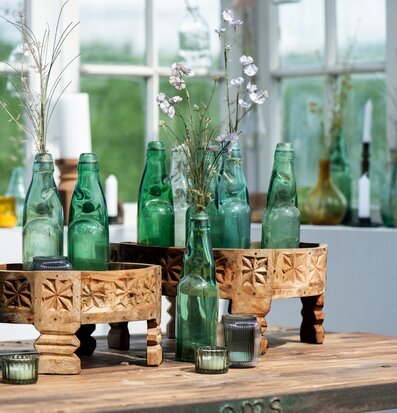 Bild av ljus och harmonisk inredning med träbricka