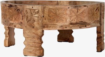 Bild av rund bricka på fötter med intrikata mönster