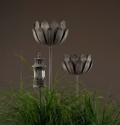 Lykta Petite 70 cm från A Lot Decoration i trädgårdsmiljö