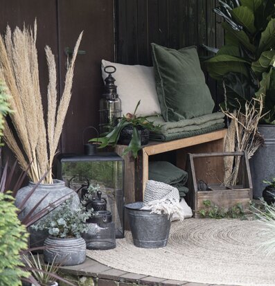 Bild av harmoniskt uterum med naturliga element