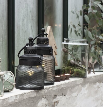 Bild av charmig hylla med lanternor och dekorationer