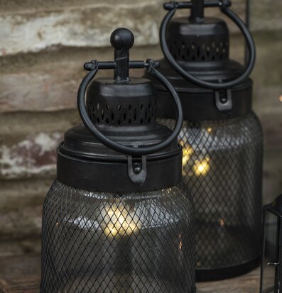 Bild av två rustika LED-ljusstakar i metall