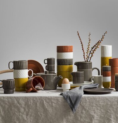 Bild av stilren och rustik köksuppsättning i terrakotta