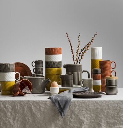 Bild av porslinsprodukter i harmonisk komposition