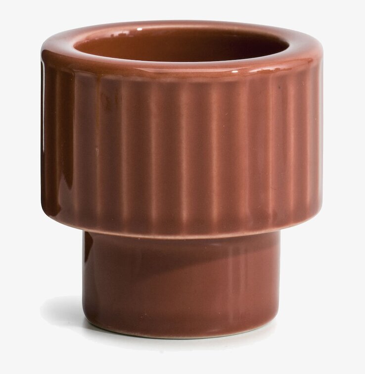 Bild av terrakottafärgad ljuskopp med räfflad textur