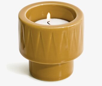 Bild av stilren ljuskopp i gyllene gul design