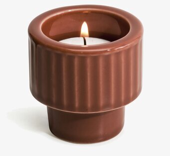 Bild av elegant terrakotta ljuskopp med ribbad textur