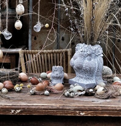 Bild av rustik elegans med ljushållare och dekorationer