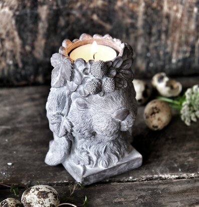 Foto av detaljerad ljushållare med naturinspiration