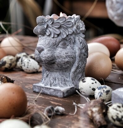 Bild av en förtrollande ljushållare med kaninmotiv