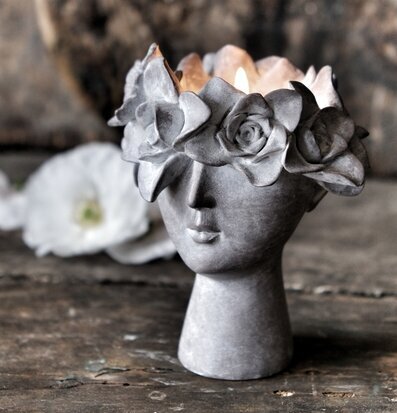 Bild av ljushållare med rustik och blomstrande design