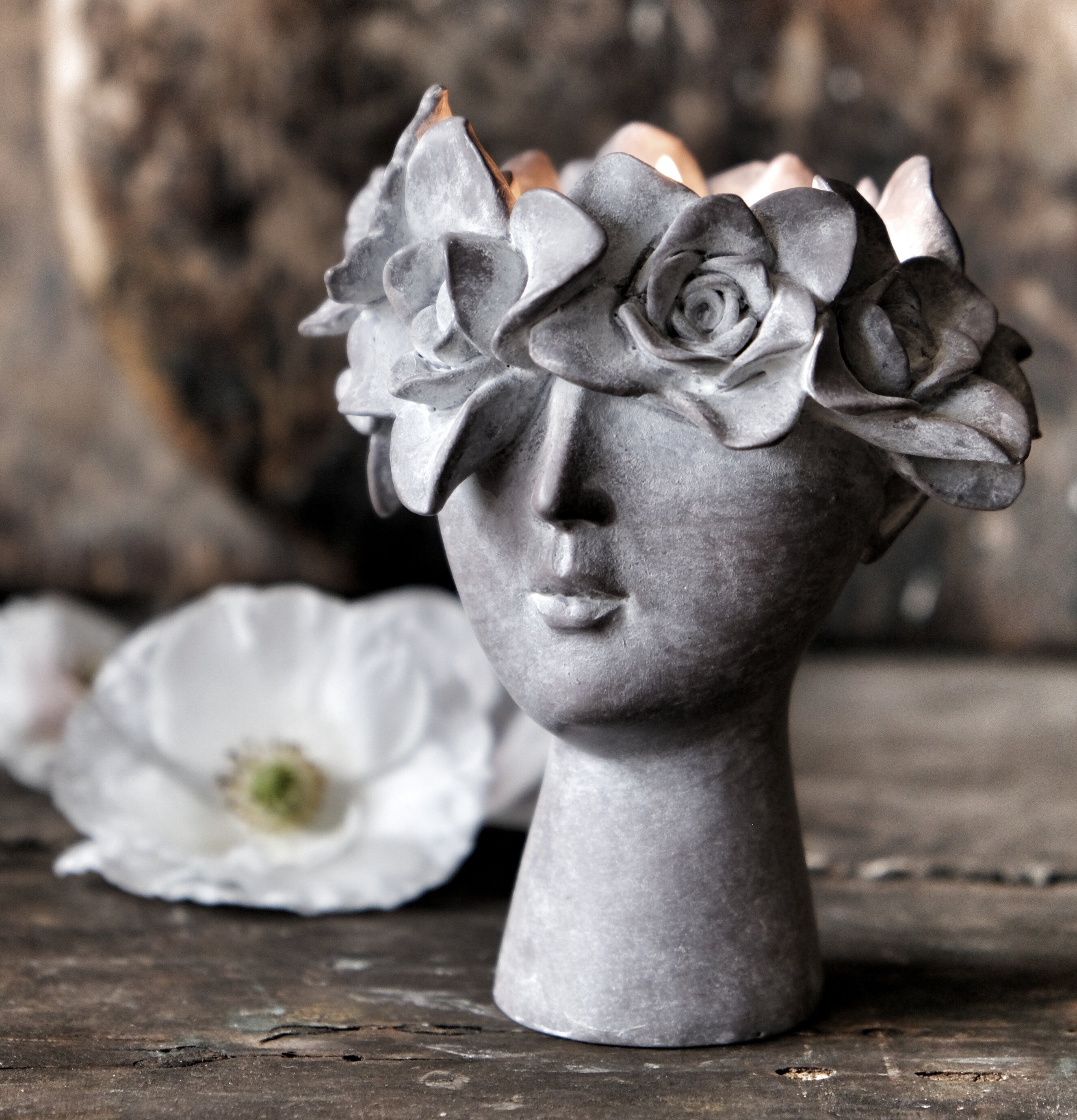 Ljushållare Madame Floral från Majas Cottage i rustik miljö