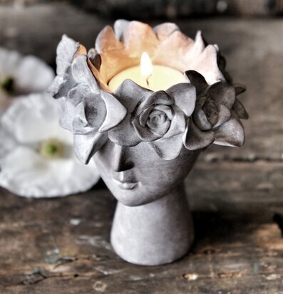 Bild av elegant ljushållare med blommig design