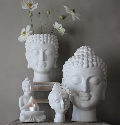 Bild av Buddha-inspirerade ljushållare och dekorationer