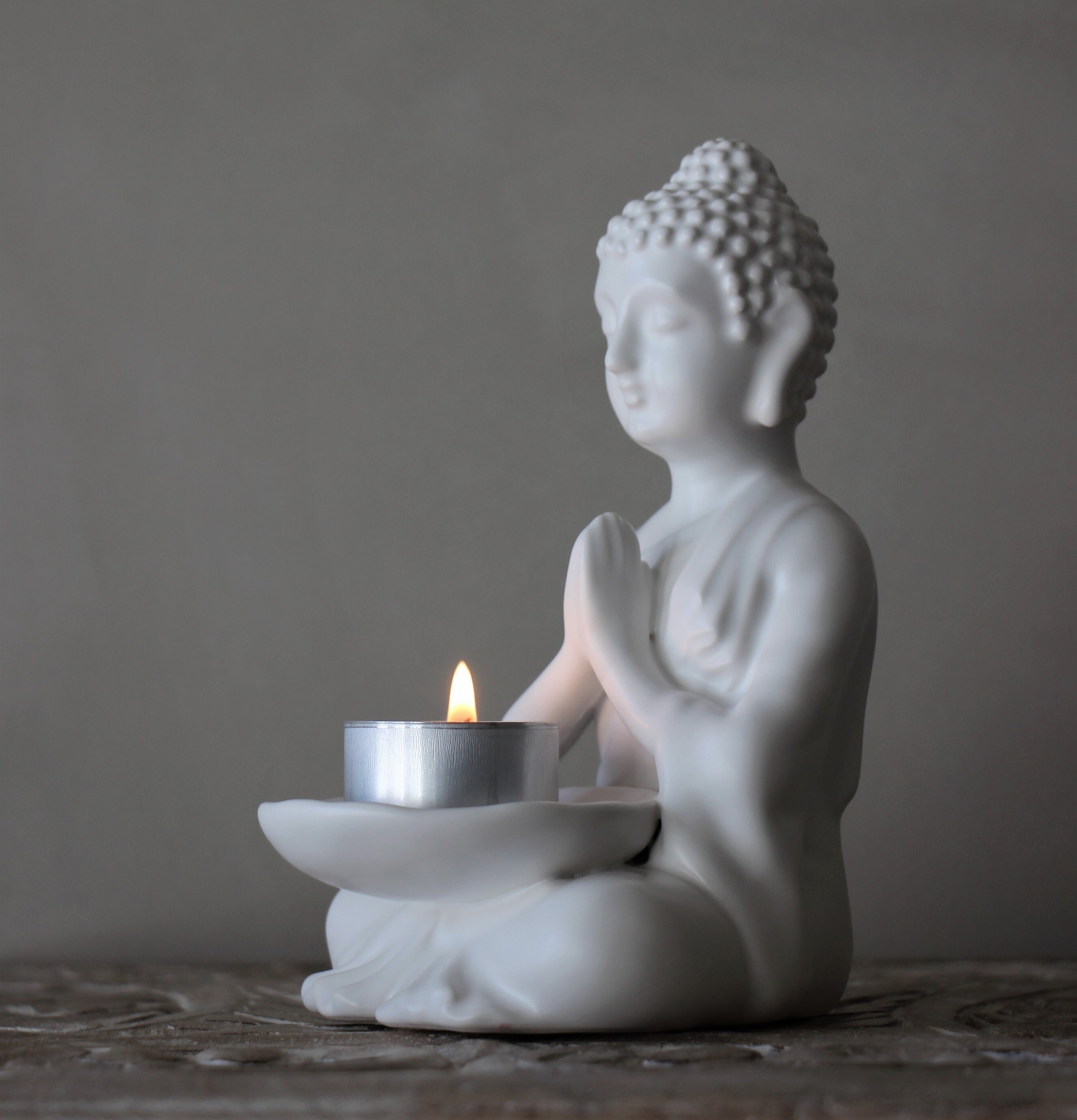 Ljushållare Buddha - Majas Cottage i vit, meditativ design