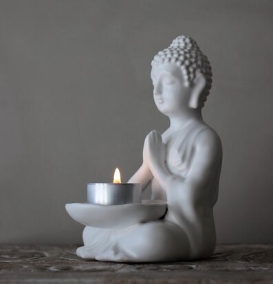 Bild av stilren ljushållare som ger rofylld atmosfär