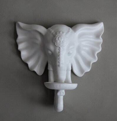 Bild av detaljrik ljushållare med elefantdesign