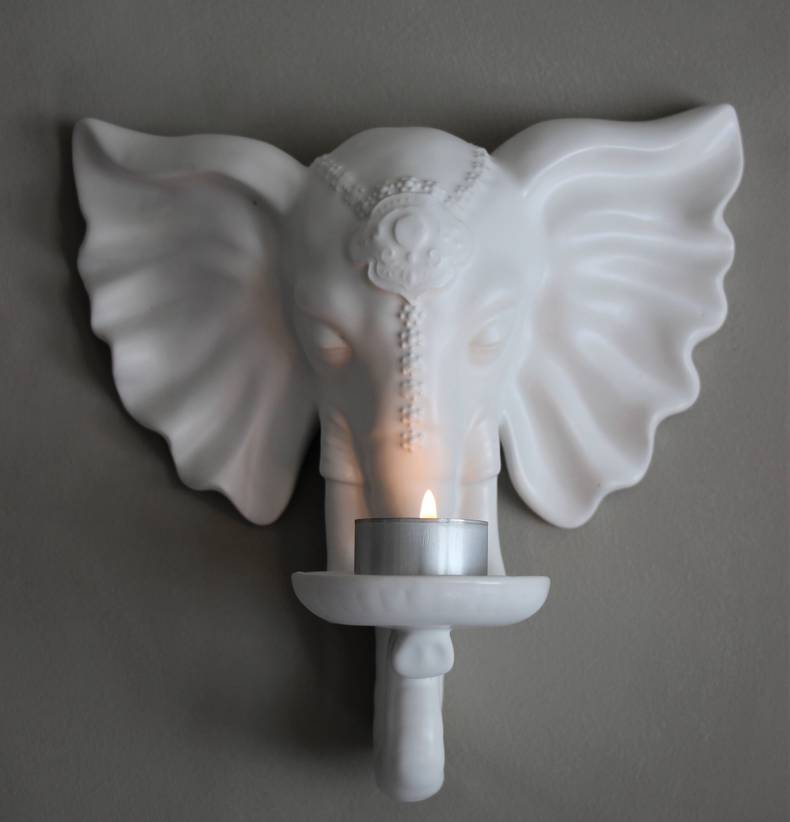 Bild av elegant ljushållare i form av elefanthuvud