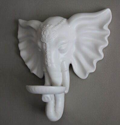 Bild av elegant ljushållare formad som elefanthuvud