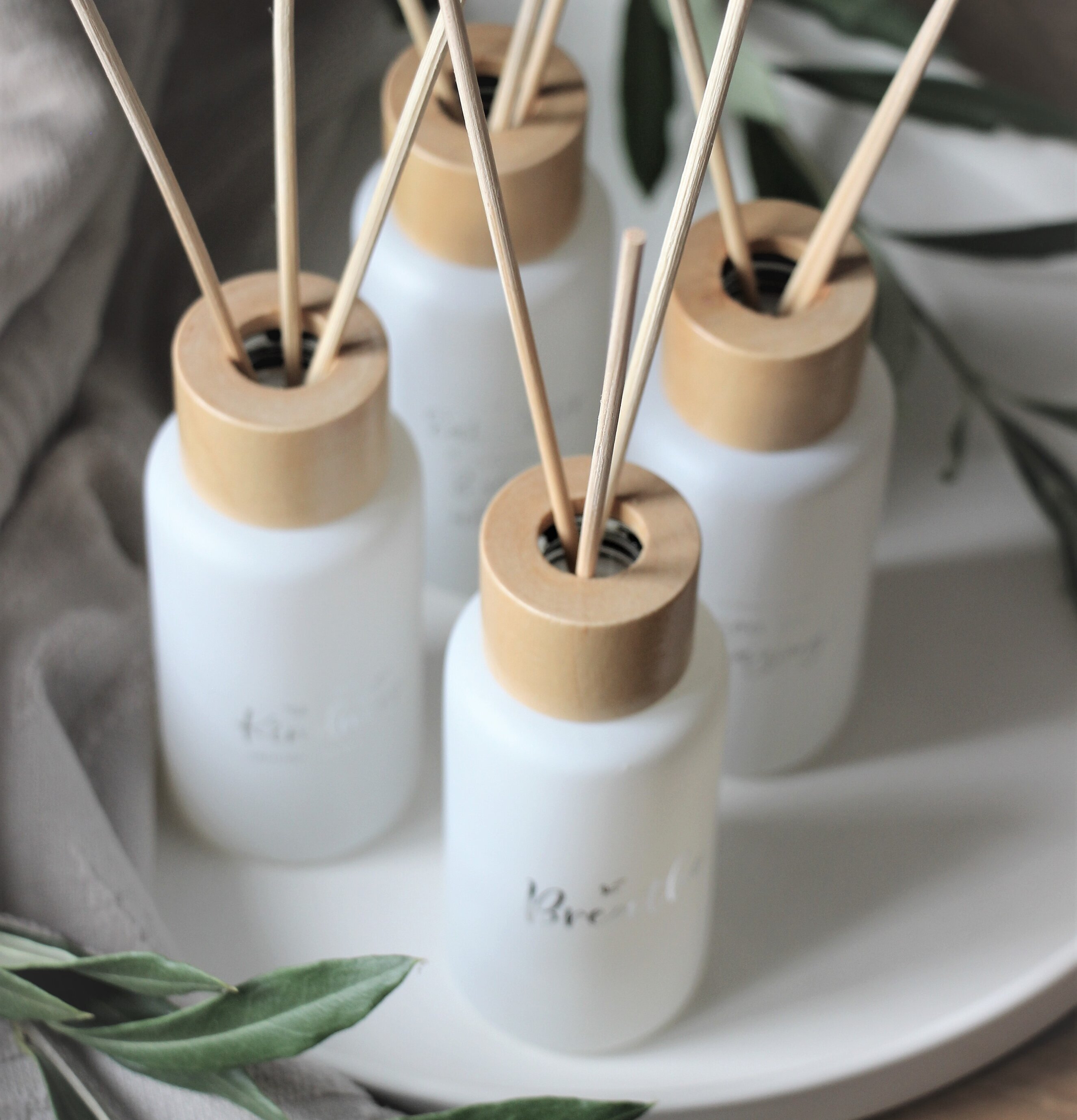 Bild av doftpinnar i harmonisk och stilren miljö