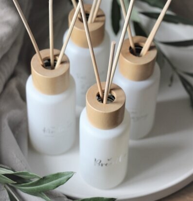 Bild av doftpinnar i harmonisk och stilren miljö