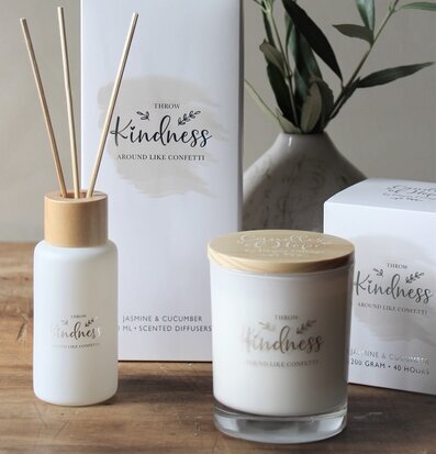 Foto av elegant doft- och ljusdisplay med trädetaljer