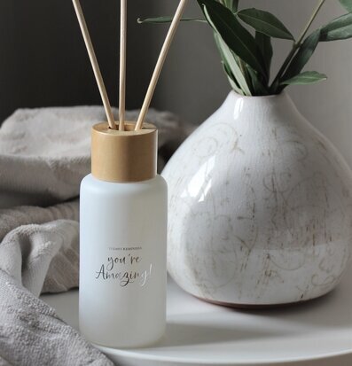 Bild av eleganta doftpinnar och harmonisk inredning