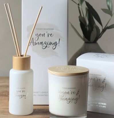 Bild av stilfulla doftpinnar och ljus med trädetaljer