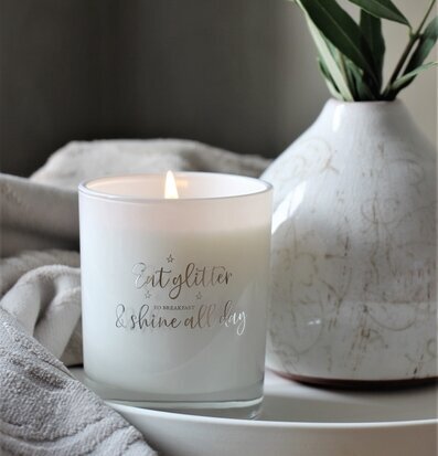 Bild av elegant doftljus i glas med inspirerande text