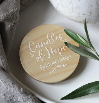 Bild av harmonisk komposition med trälock och keramik