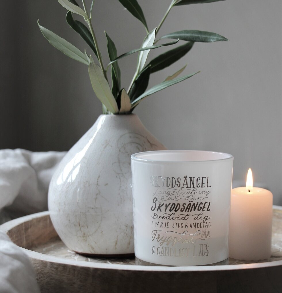 Ljuslykta Skyddsängel - Majas Cottage på träbricka med kruka