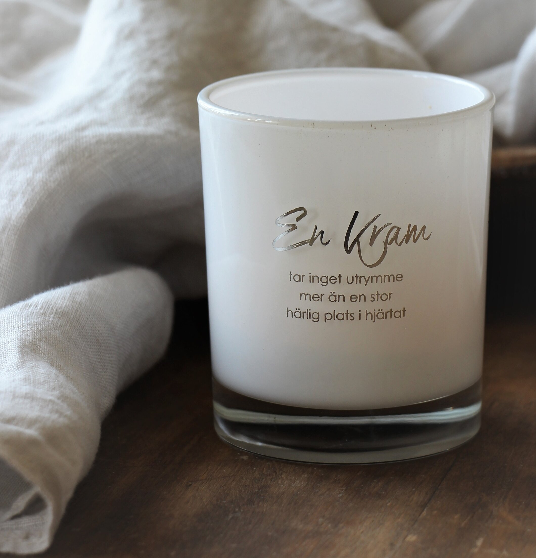 Ljuslykta En Kram Inkl Gåvobox från Majas Cottage på träbord