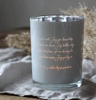 Ljuslykta Kärleksvisan från Majas Cottage på träbord med växter