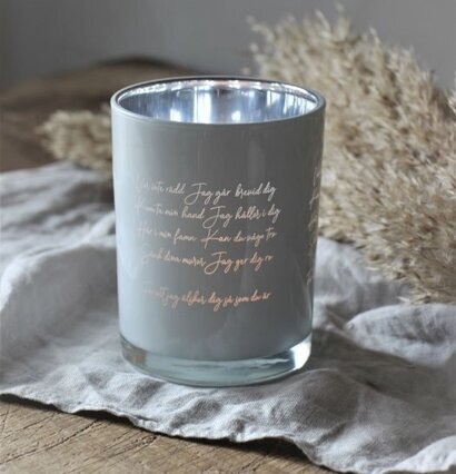 Ljuslykta Kärleksvisan från Majas Cottage på träbord