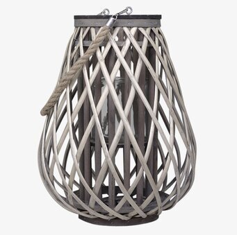 Foto av ljuslykta i flätad pil med glasbehållare